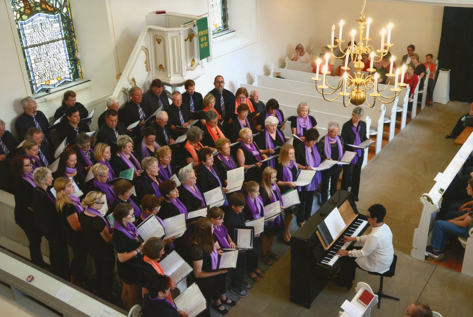 Chor des MGV Rehborn beim gemeinsamen Singen in der Kirche